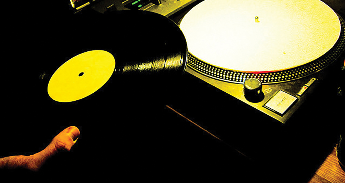 A Different Viewpoint: 5 Reasons Why Vinyl DJing Beats Digital A Different Viewpoint: 5 Reasons Why Vinyl DJing Beats Digital